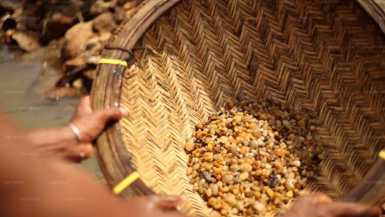 Explorez les mines de pierres précieuses de Rathnapura depuis Wadduwa