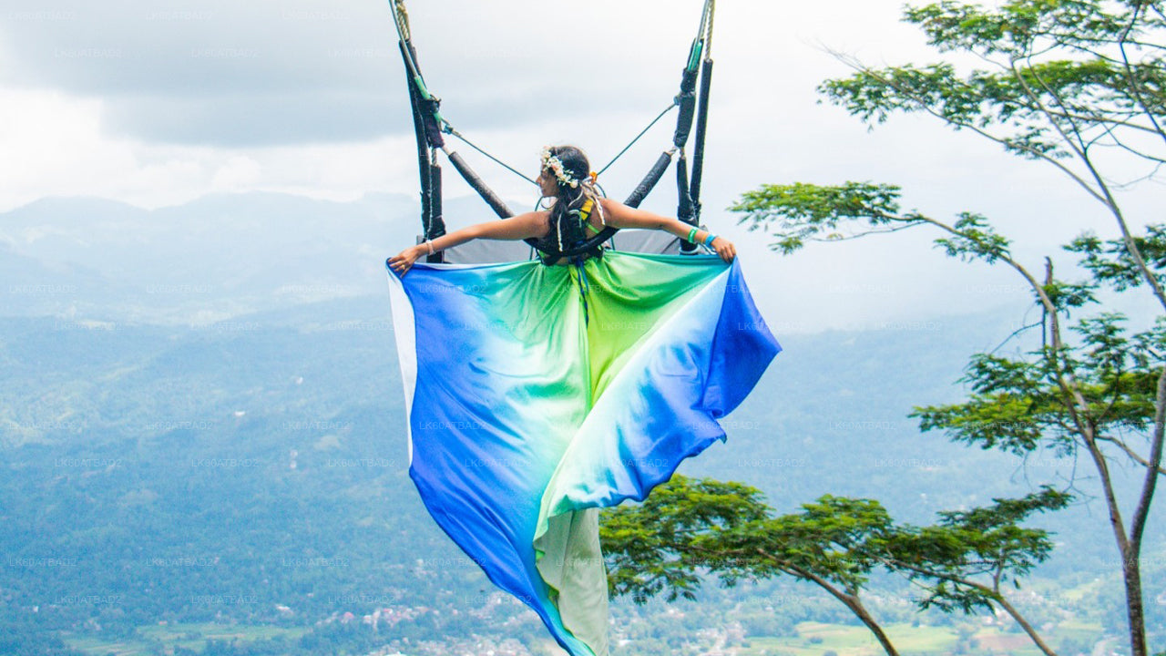 Balançoire à Ambuluwawa avec vue panoramique sur Kandy
