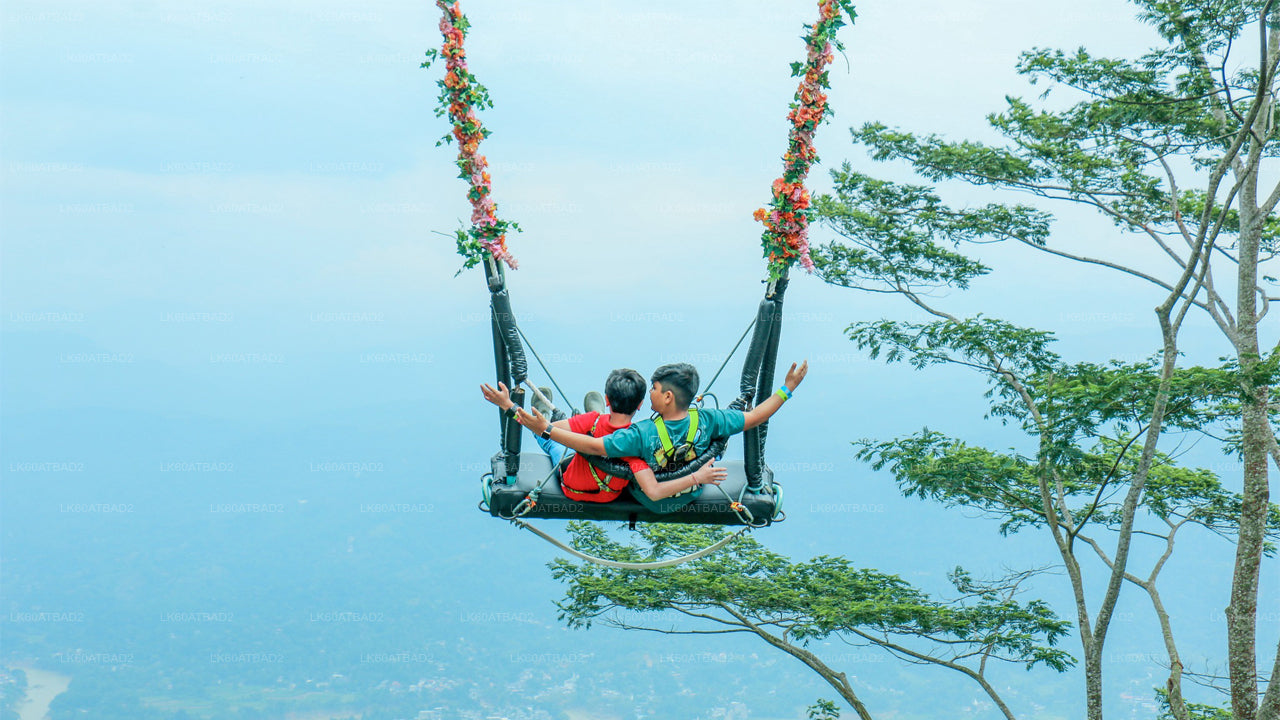 Balançoire à Ambuluwawa avec vue panoramique sur Kandy