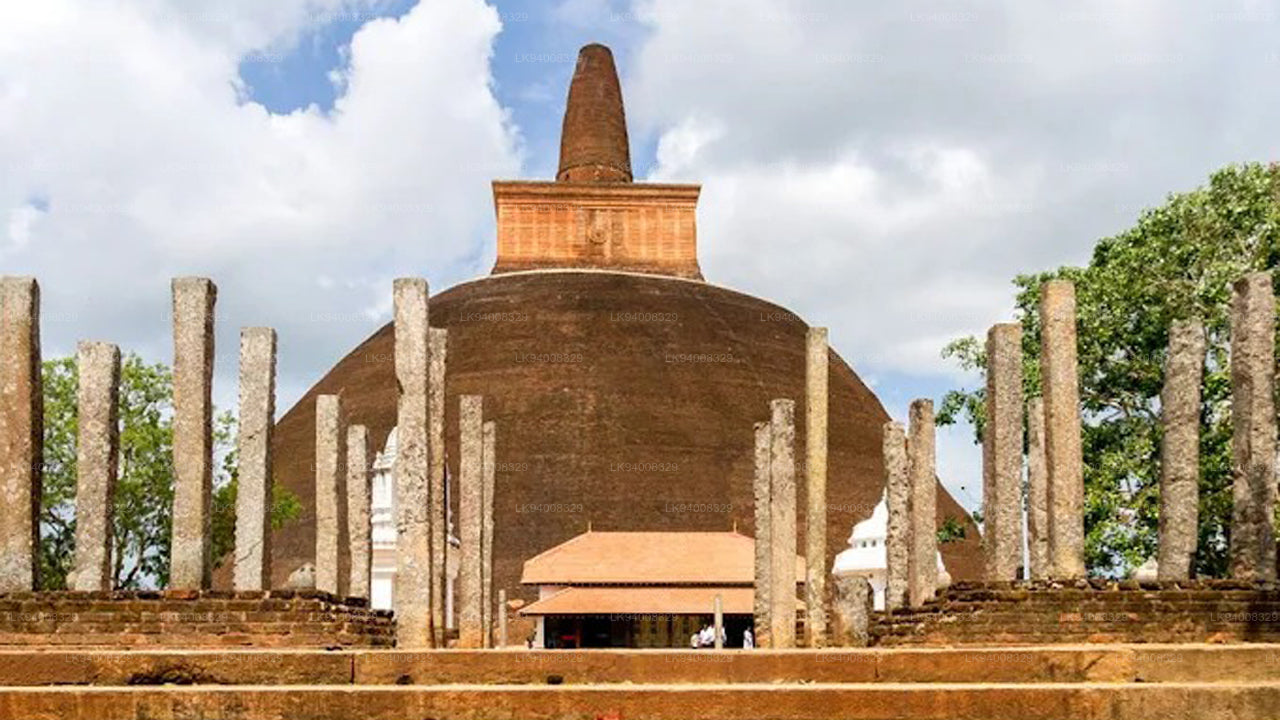 Ville sacrée d'Anuradhapura depuis Colombo