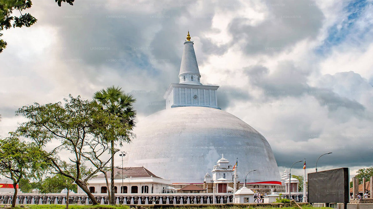 Ville sacrée d'Anuradhapura depuis Colombo