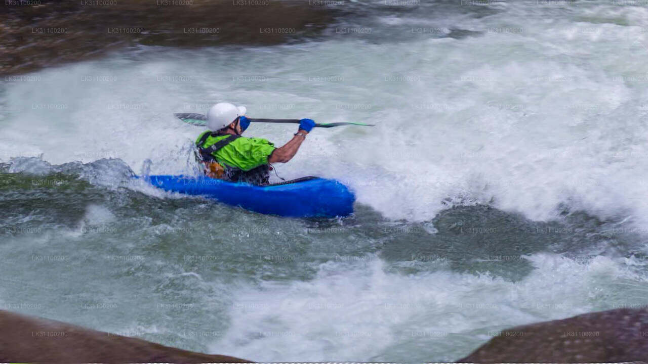 Kayak en eau plate au départ de Kitulgala