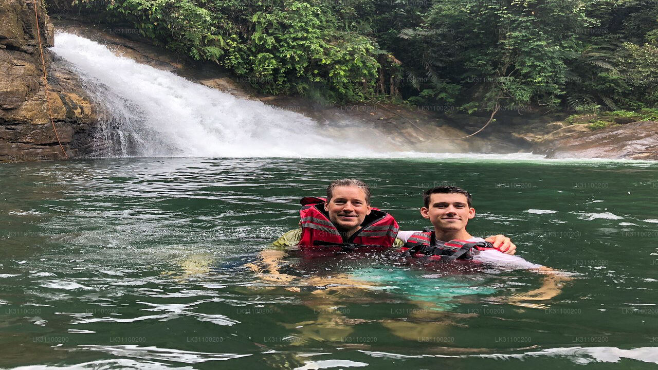 Kayak en eau plate au départ de Kitulgala