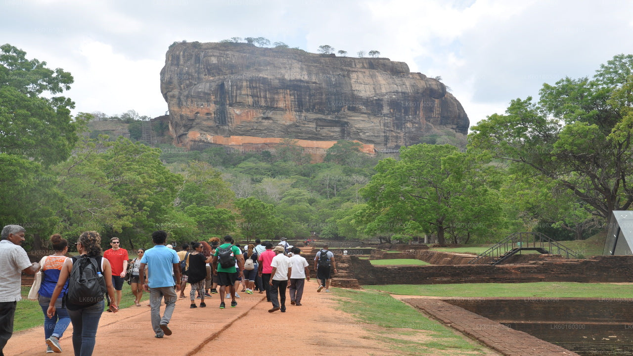 Rocher de Sigiriya et grotte de Dambulla depuis Kalutara