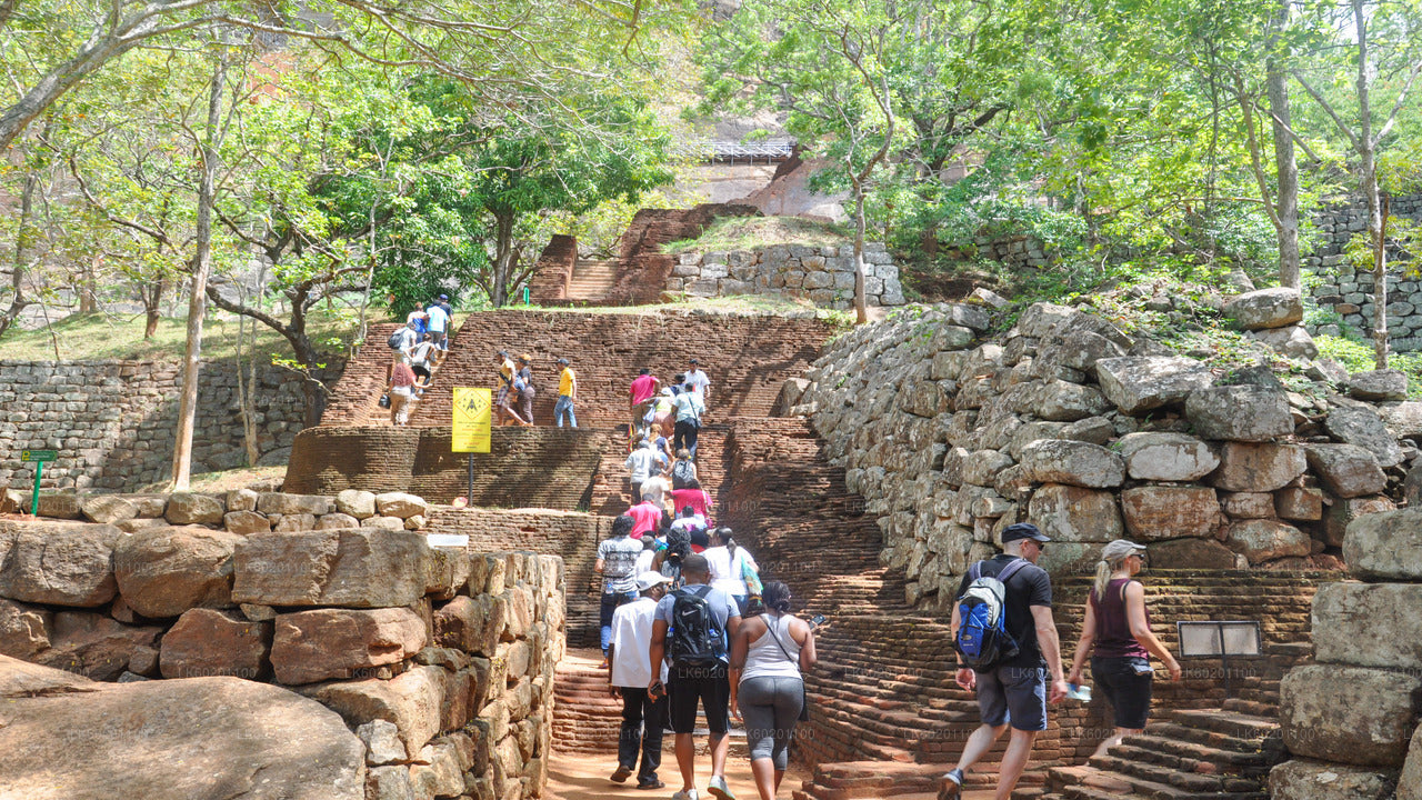 Rocher de Sigiriya et grotte de Dambulla depuis Sigiriya